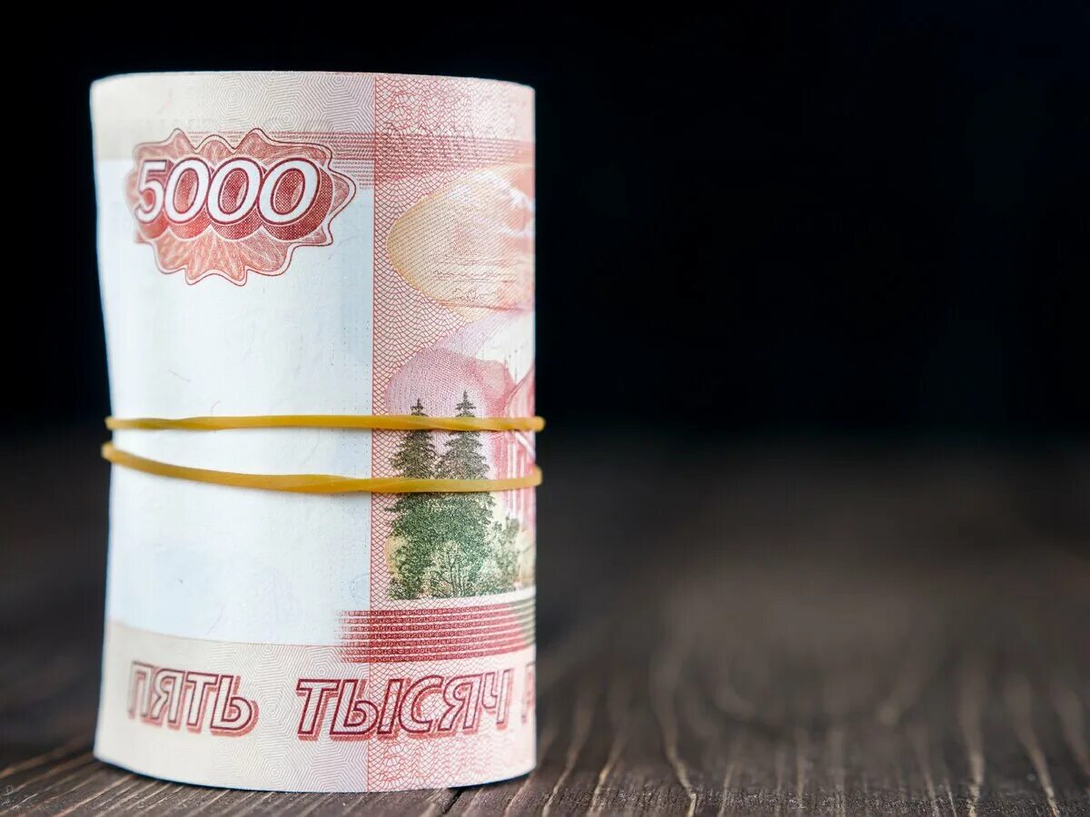 Деньги в банковской упаковке. Деньги 5000. Рулон денег рубли. Упаковка денег. Крупные денежные купюры были обернуты банковской лентой.