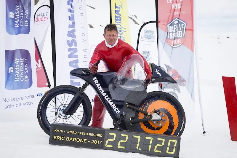 Мировой рекорд скорости на велосипеде на треке. Максмальнаяскорость навелеке. Велосипед км/ч. Максимальная скорость на велике. Грэм обри велосипедист.