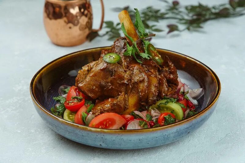 Голяшка задняя ягненка ~ 950г. Голяшка говяжья. Голень ягненка томленая. Голяшка ягненка. Баранья рулька.