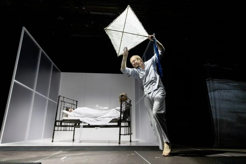 Авиатор спектакль. Авиатор театр. Авиатор спектакль. Московский театр школа современной пьесы. Авиатор школа современной пьесы.