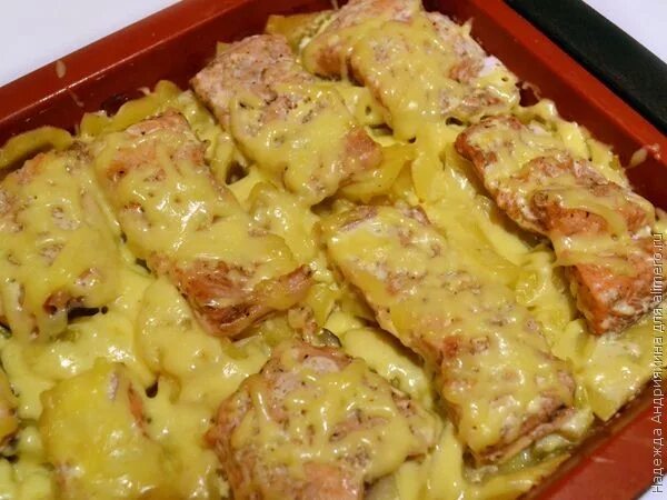 горбуша запеченная в духовке с картошкой. горбуша запеченная с картофелем в духовке рецепт. горбуша с овощами в духовке. горбуша в духовке с карт. горбуша с картошкой в духовке.