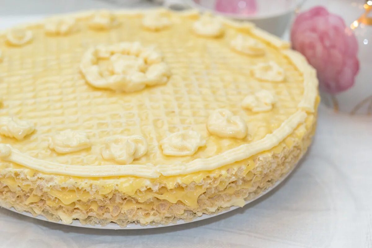 Торт с вафельными коржами и сгущенкой. Крем для вафельного торта. Вафельный торт рецепт. Торт с вафельными коржами и сгущенкой. Начинка для вафельных коржей.