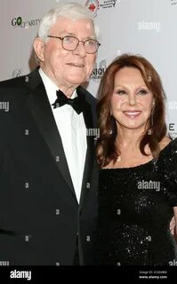 ...(right) with TV chat show host PHIL DONAHUE & wife MARLO THOMAS at c...