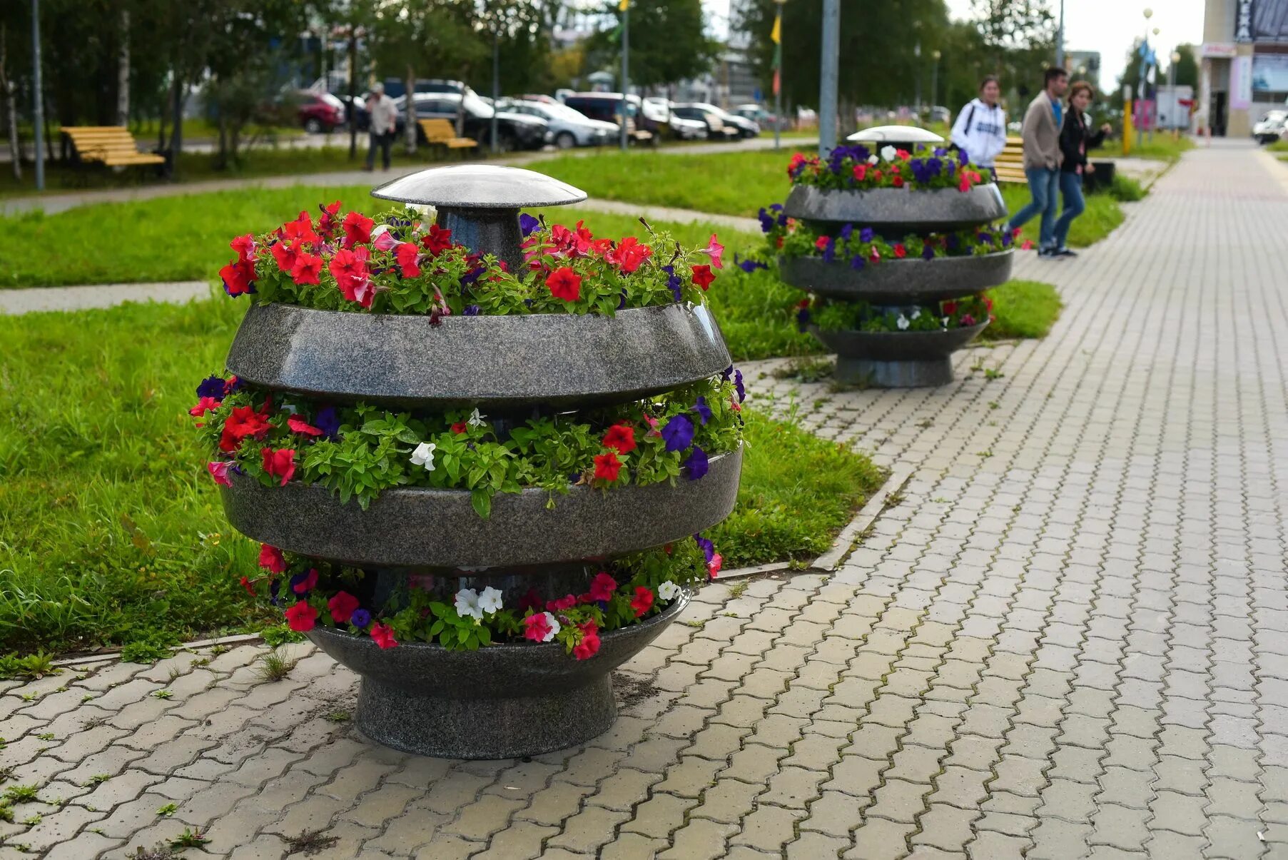 Городской вазон. Бетонные вазоны. Вазоны для цветов. Кашпо stone planter. Кашпо dominican garden боттичелли.