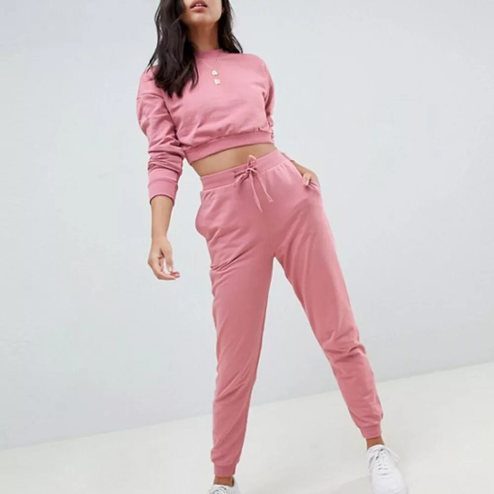 Асос джоггеры женские розовые. Розовый спортивный Oversized-костюм ASOS Design. Спортивный костюм женский укороченный. Спортивный костюм с укороченными штанами
