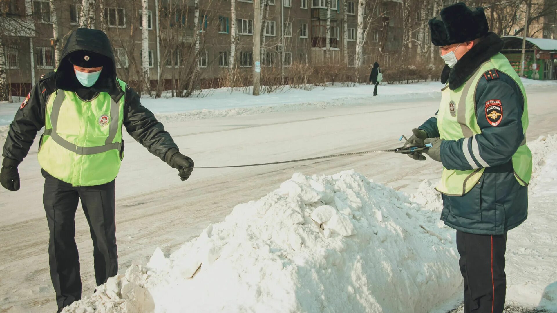 Хулиганом нижний. Уборка снега в Уфе. Внимание снегопад. Пешеход на дороге.