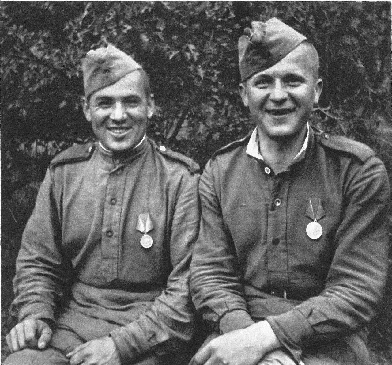 Два советских солдата. Военные кадры. Два советских солдата. Солдат ркка 1941. Солдат красной армии вов 1941.