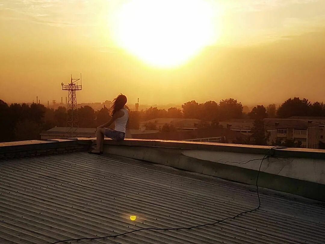 Фотосессия на крыше на закате. Девушка на крыше. Закат с человеком на крыше. Девушка на крыше закат.