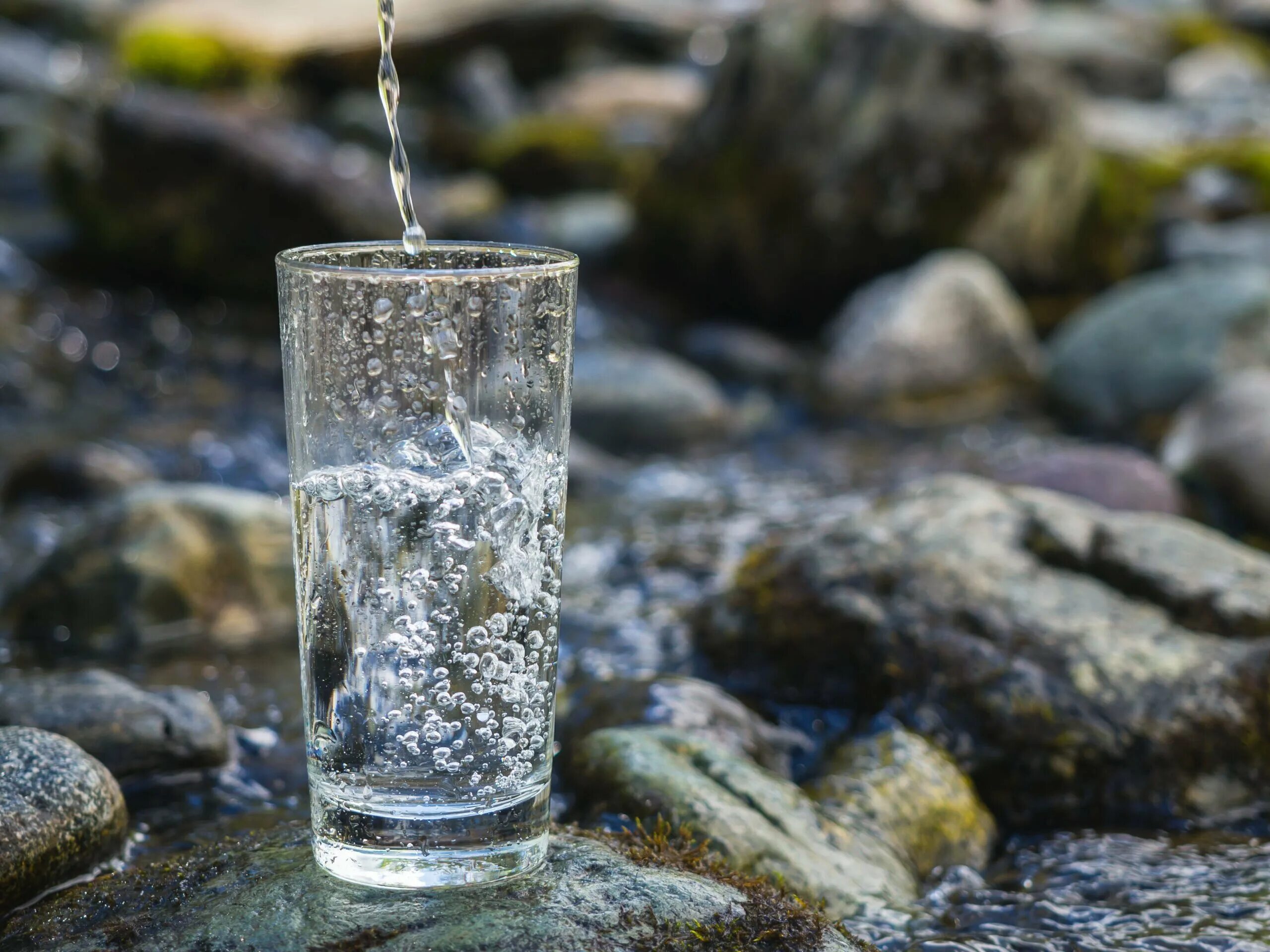 Стакан воды. Источник воды. Природная минеральная вода. Минеральные воды источники. Холодная вода источник