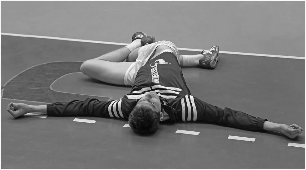 физические нагрузки. очень уставший человек. выдохся. уставший предприниматель. человек устал.