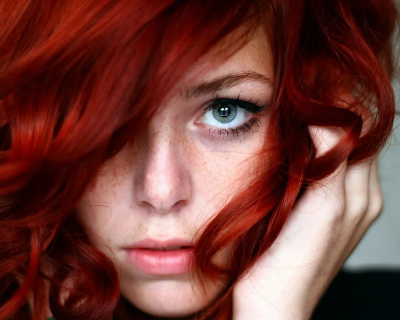Красный сменить. Нина Бернс рыжие волосы. Ева Элфи рыжие волосы. Эстель огненно рыжий. Susan Coffey.