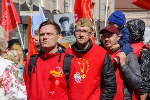 Красные колонны