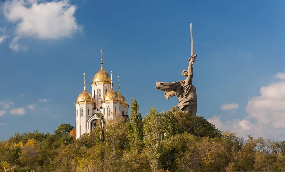 Храм всех святых на Мамаевом Кургане. Храм всех святых Волгоград Мамаев Курган. Родина-мать Волгоград Церковь. Храм всех святых и Родина мать на Мамаевом Кургане. Мать руси город