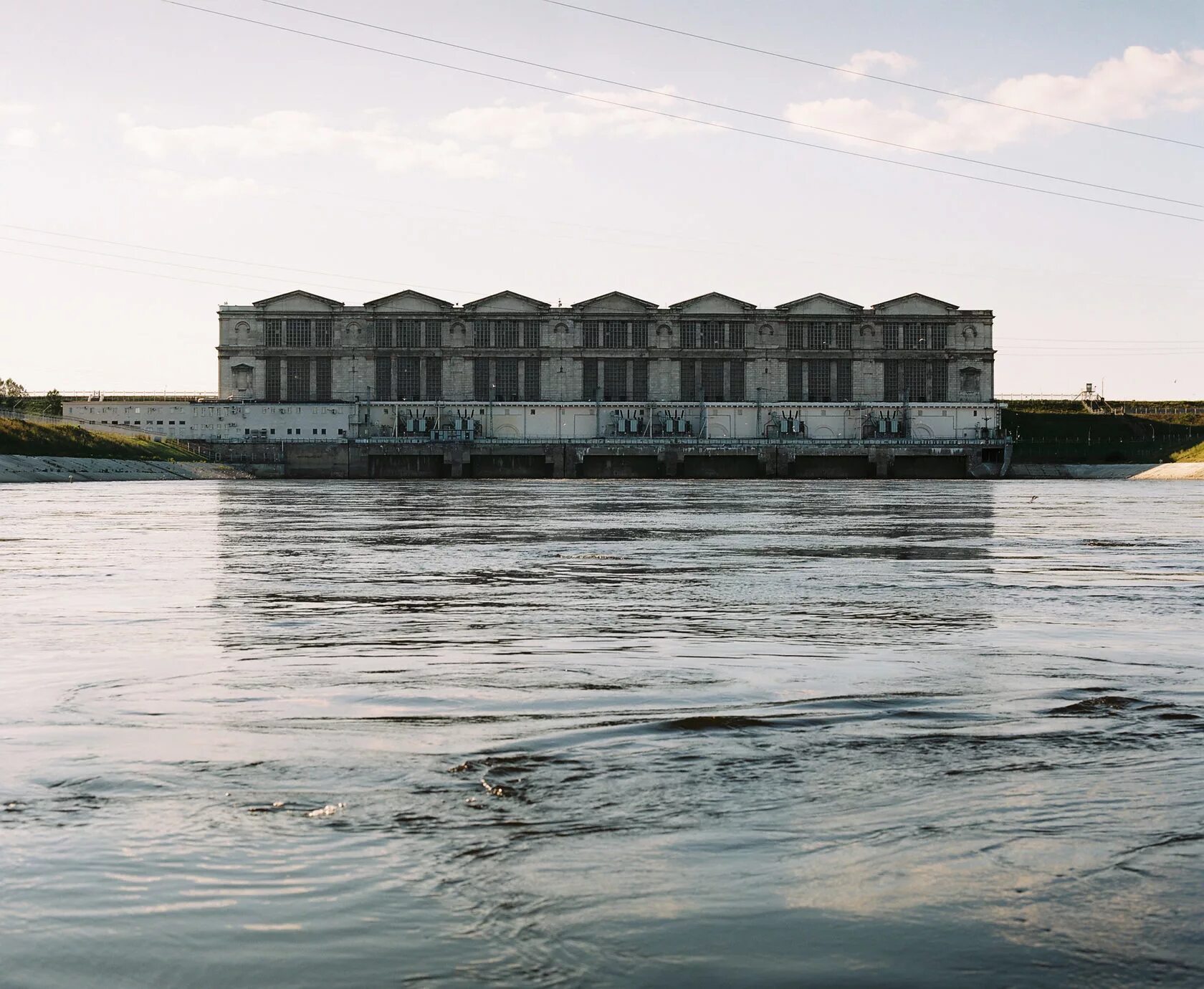 Рыбинское водохранилище домики. Рыбинская ГЭС Молога. Рыбинский гидроузел Молога. Рыбинское водохранилище затопленная деревня. Рыбинское водохранилище затопленное кладбище.