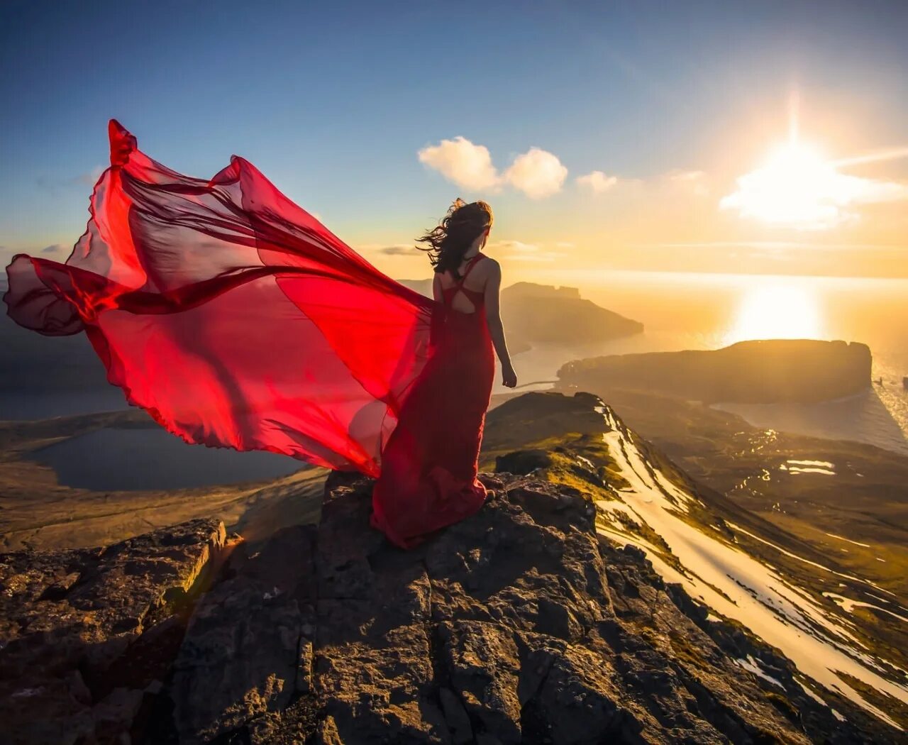 Лето на ладони. Человек с часами. Девушка с часами. Наполни минуты. Девушка в платье на скале.