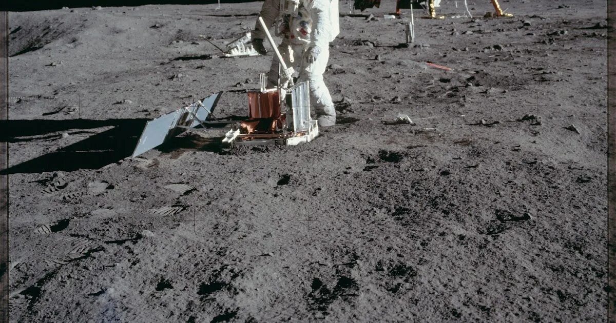 Человек на луне без скафандра. Экипировка космонавта на луне. Луна 14. Полнолуние 2024 года по месяцам. 09.