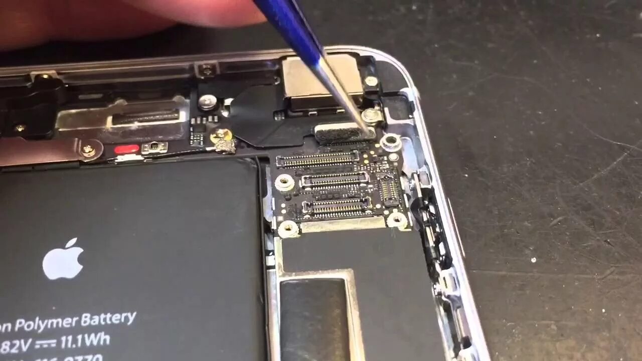 Iphone 6s перемычка. Iphone 6s lcd backlight solution. Iphone 5s драйвер подсветки. Iphone 6s нет подсветки дисплея. Iphone 7 шлейф подсветки дисплея.