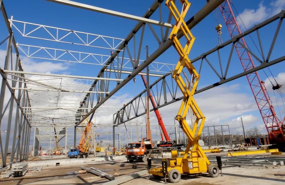 стройплощадка. строящийся дом. строительный проект. строительная площадка и строительное производство. красивая стройка.