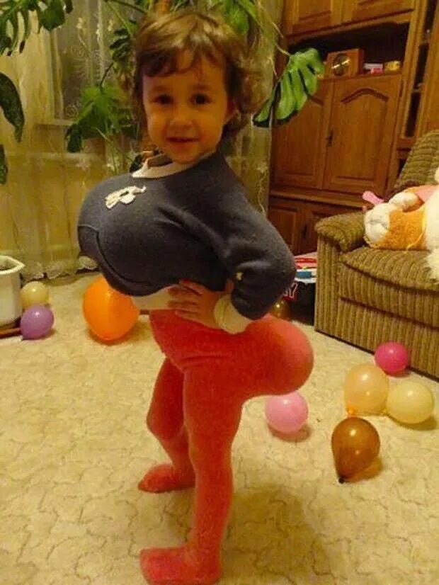 Девушки надувают воздушные шары. Девушка прыгает на мяче. Воздушный шарик в попке. Девочка шарик попой. Девушки надувают воздушные шары.