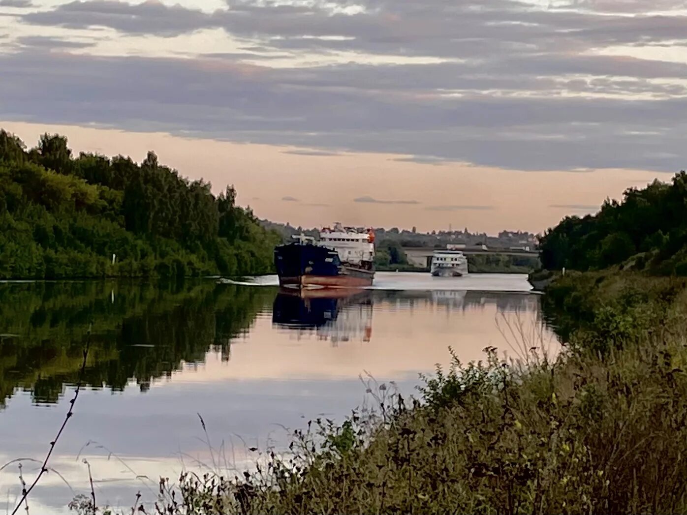 Бывшая река казань. Река Кама. Фотосессия на Каме. Река Кама обои. Кама Казань.