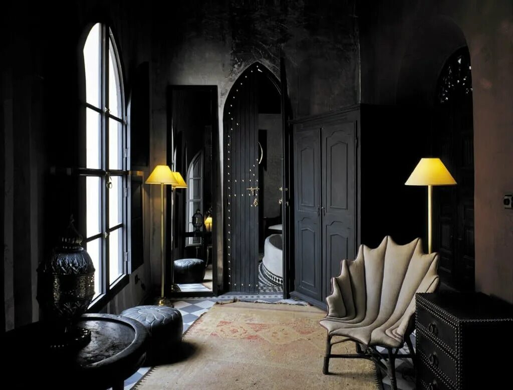 Мистическая квартира. Тотал Блэк комната. Будуар Викторианская Готика интерьер. Стиль Готика в интерьере. Интерьер в готическом стиле (темные оттенки).