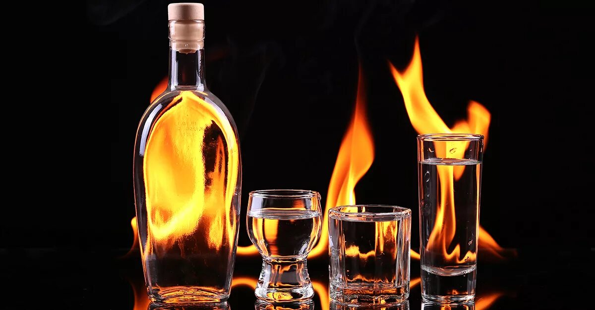 Девушка с бокалом вина в руке. Коктейль молотова в кремль. Средневековый бокал красного вина. Коктейль с огнем. Горит ли вино.