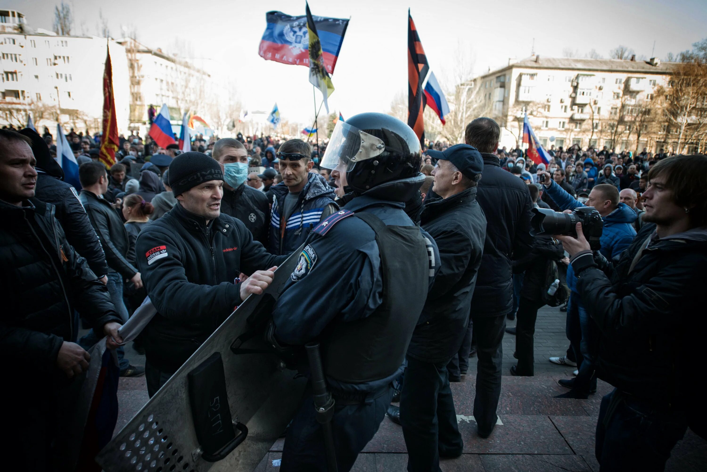 Почему сегодня в украине. Протесты на Юго-востоке Украины 2014. Крымчане на Майдане. Милиция Украины 2014 на Юго востоке. Демонстрации в Луганске и Донецке.