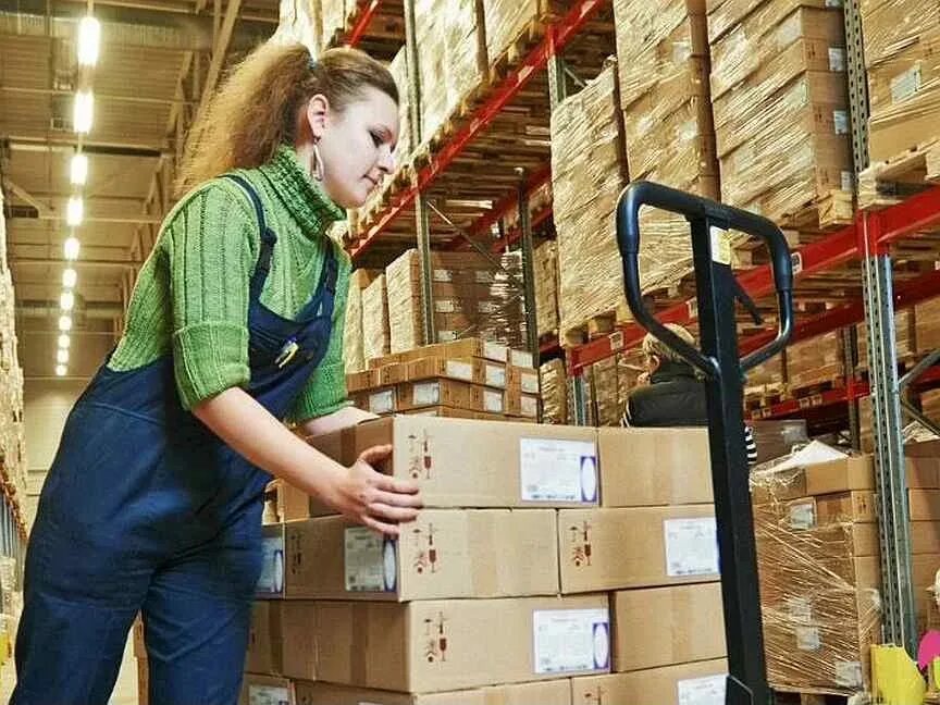 Склад готовой продукции. Комплектовщик на склад. Сборщик заказов. Упаковка товара на складе. Работник склада.