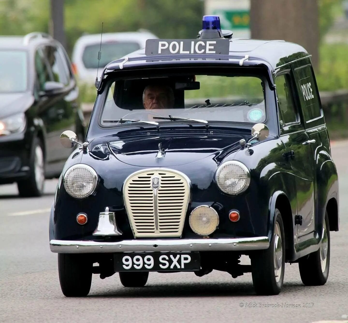 Англия какие машины. Austin a35. Мини Купер Англия. Британские полицейские автомобили. Старые английские автомобили.