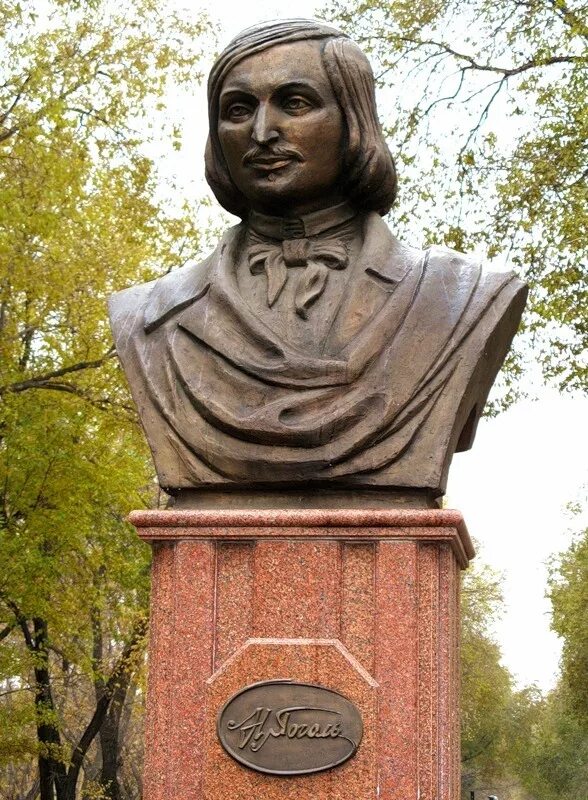 памятник николаю гоголю. гоголь николай васильевич памятник. гоголю на гоголевском бульваре. гоголю на гоголевском бульваре в москве. памятник гоголю в питере на малой конюшенной.