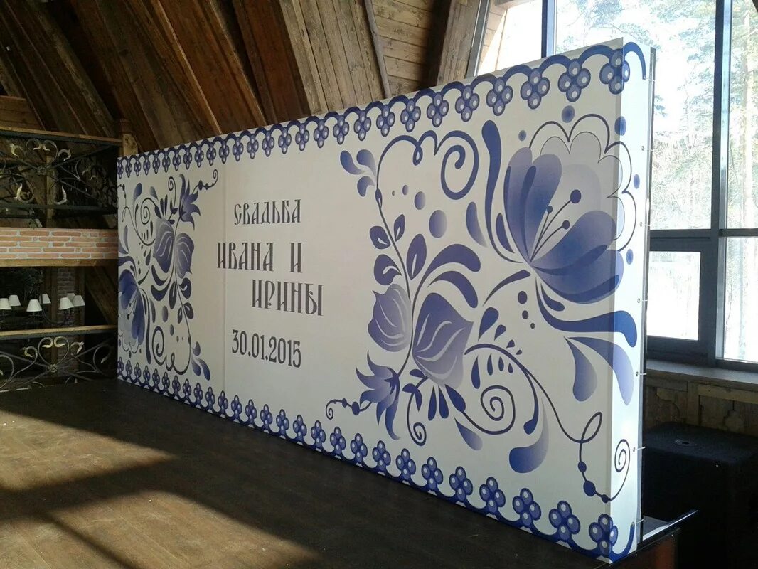 Баннер на люверсах крепление на стену. Баннер на фасаде. Под баннером. Баннерный световой короб. Наружная реклама баннер.