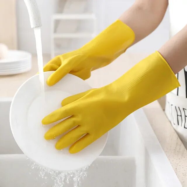 Посуда моющая перчатки. Резиновые перчатки для уборки. Резиновые перчатки для мытья посуды. Желтые резиновые перчатки. Перчатки для мытья посуды длинные.