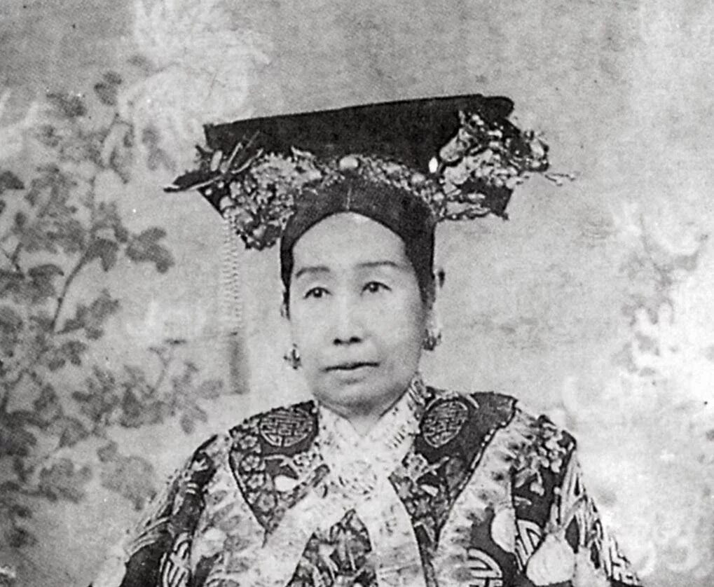 Цыси китайская императрица. Императрица цыси. Ци си. Китай династия цин императрица цыси. Принцесса цыси.