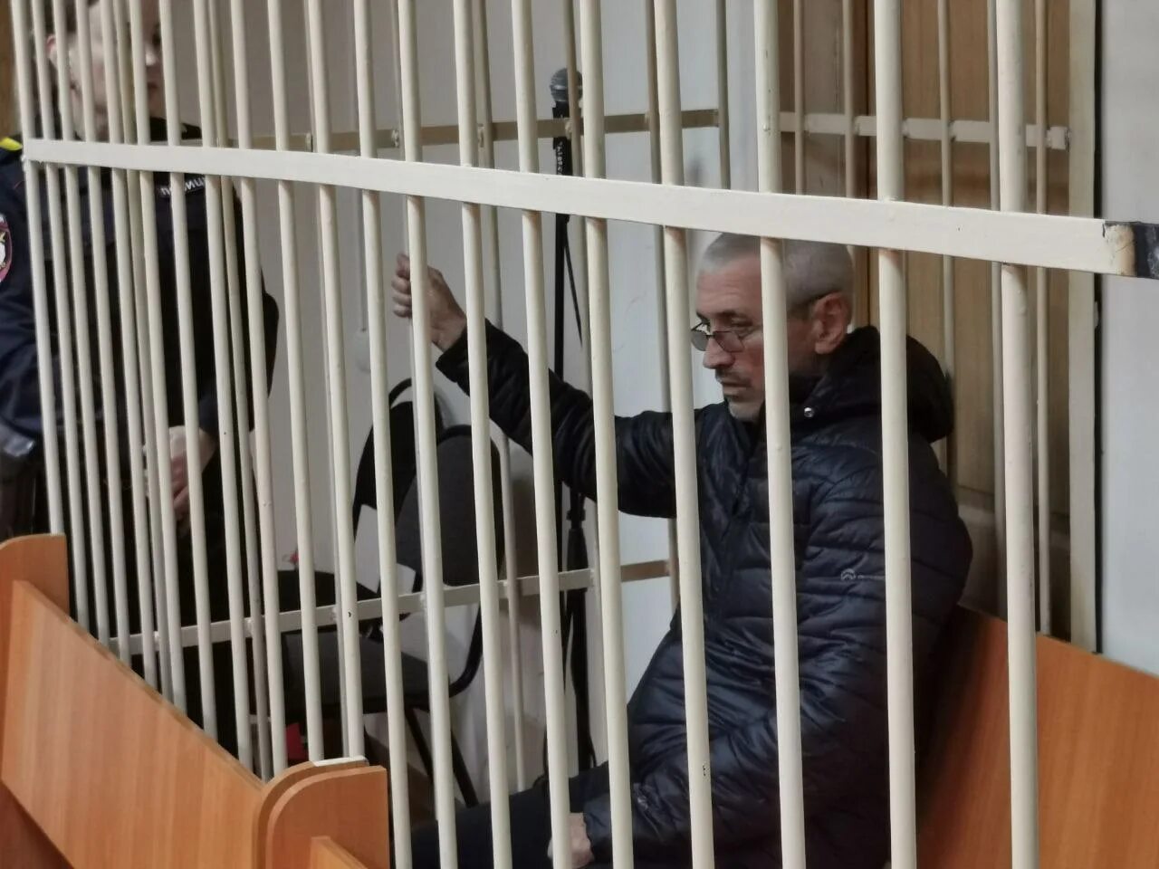 Подсудимый 3. Скамья подсудимых. нападение на инкассаторов в орске. человек подсудимый в суде. обвиняемая в суде.
