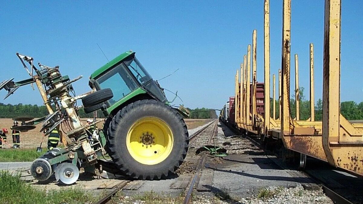 Иные самоходные машины. Разбитый трактор John Deere. Техника Джон Дир. Трактор John Deere авария. Трактор Джон Дир после Авири.