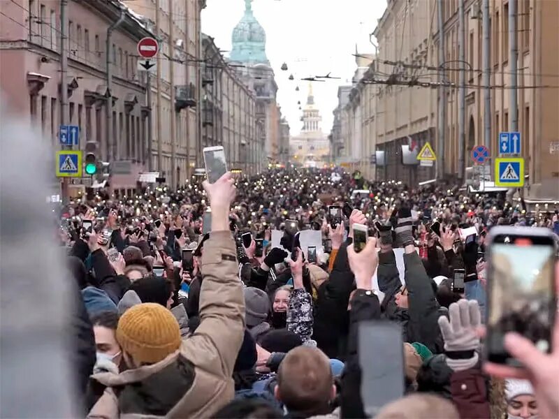 Читать про ест. Митинг в феврале 2025 навальный в санкт-петербурге. митинг с фонариками. акции протеста в санкт-петербурге сейчас. митинг в спб фонарики.