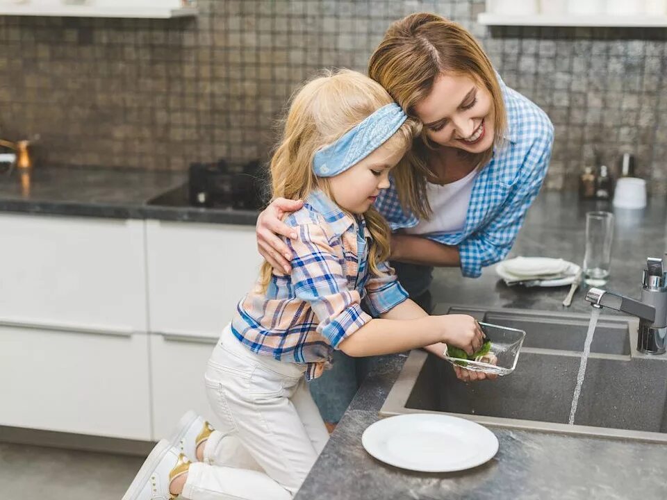 она помогает маме. помогаем маме. дети помогают родителям. готовка с детьми. кухня для детей.