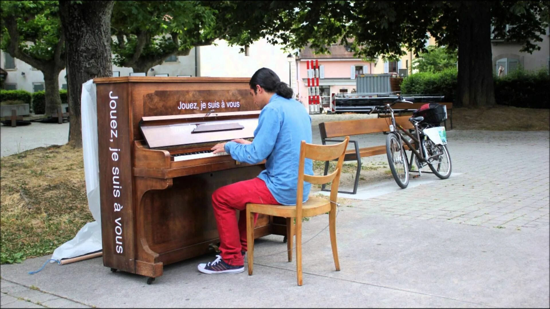 Галерея в санкт-петербург стрит пианино. Пианино на улице. Фортепиано разрисованное. Уличное фортепиано. Уличное пианино.