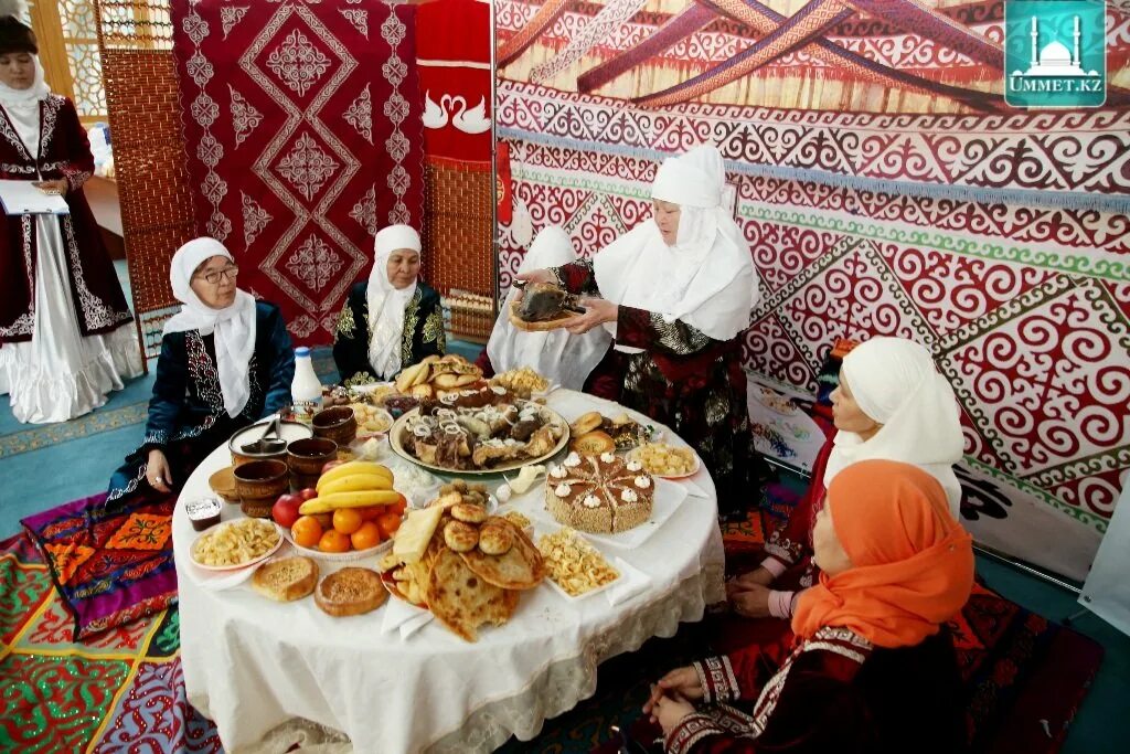 Какие блюда на наурыз. Дастархан Казахстан. Национальные блюда на Наурыз. Казахский национальный стол. Казахское застолье.