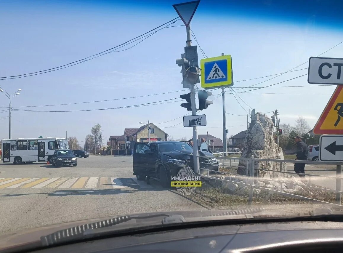 В нижнем тагиле танк врезался в машину