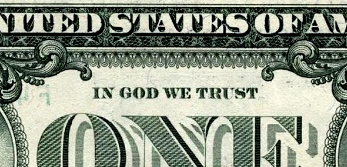 Надпись на долларе in God we Trust. Доллар надпись мы верим в Бога. In Gods we Trust. С нами Бог на долларе. Слоган сша