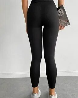 Men xo‘jayinimning stoli tagiga kirib, uni yaladim.