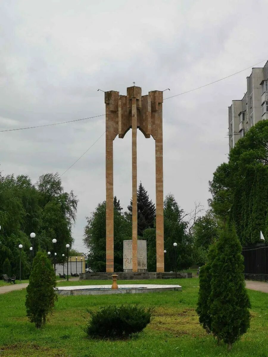 Георгиевск сейчас. Георгиевск Ставропольский край. Георгиевск площадь Победы. Крепость Георгиевск. Памятники в честь 200 летия Георгиевского трактата. Георгиевск.