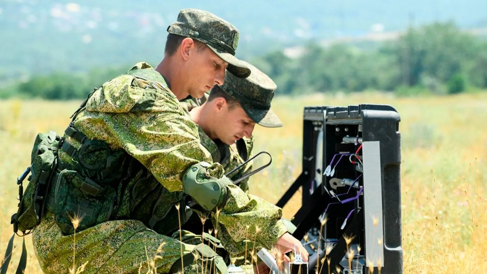 Связь в зоне сво. Орлан-10 беспилотный летательный аппарат. Военный Связист. Связист разведчик. Армия России Связисты.