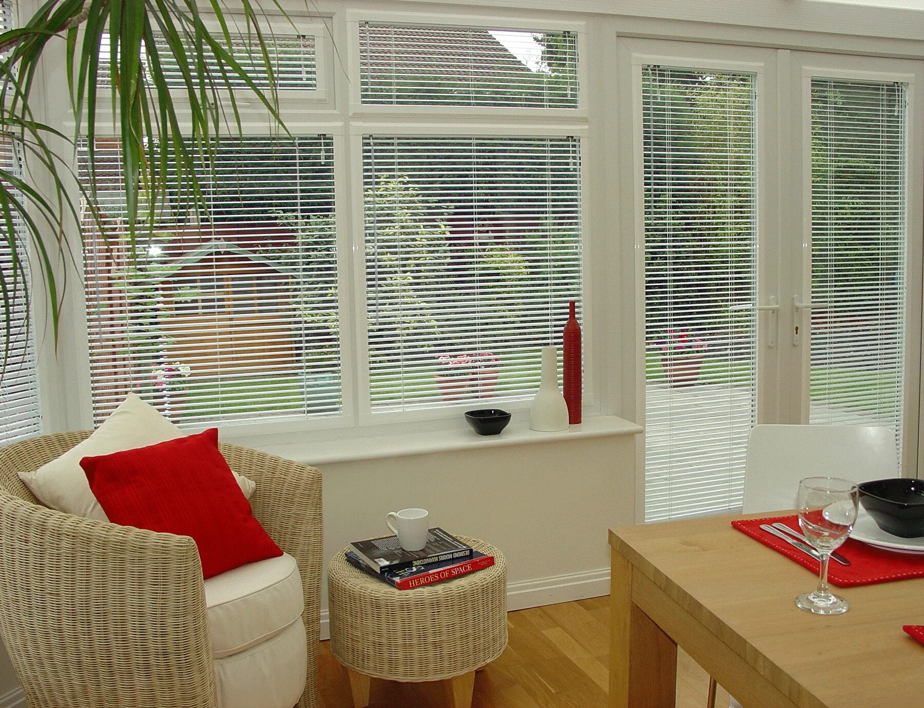 жалюзи плиссе на балкон. жалюзи на балкон. жалюзи на окна на лоджию. жалюзи на окна на лоджию. шторы плиссе блэкаут.