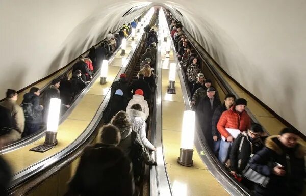 Сколько времени он был на эскалаторе. Эскалаторы Московского метро. Эскалатор в метро. Люди на эскалаторе. Эскалатор в метро Москвы.