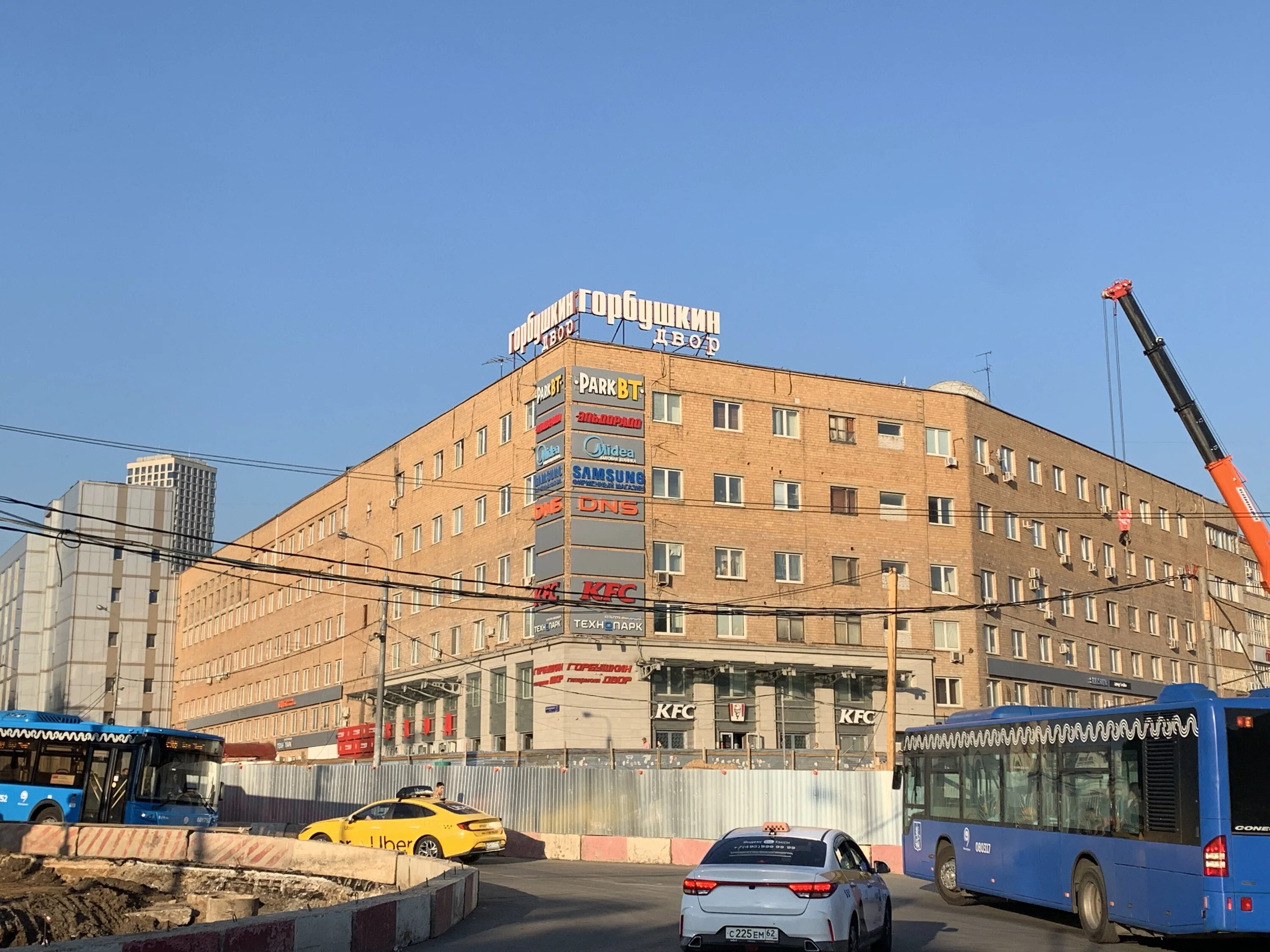 Горбушка москва станция метро. Торговый центр москва. горбушкинский двор. тц московский. горбушкин двор 1992.