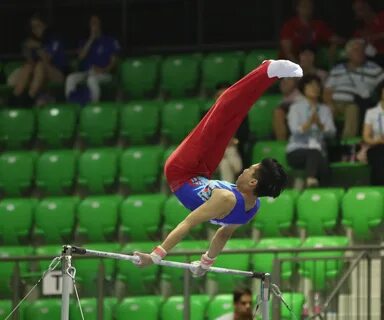 Упражнения на перекладине спортивной гимнастики