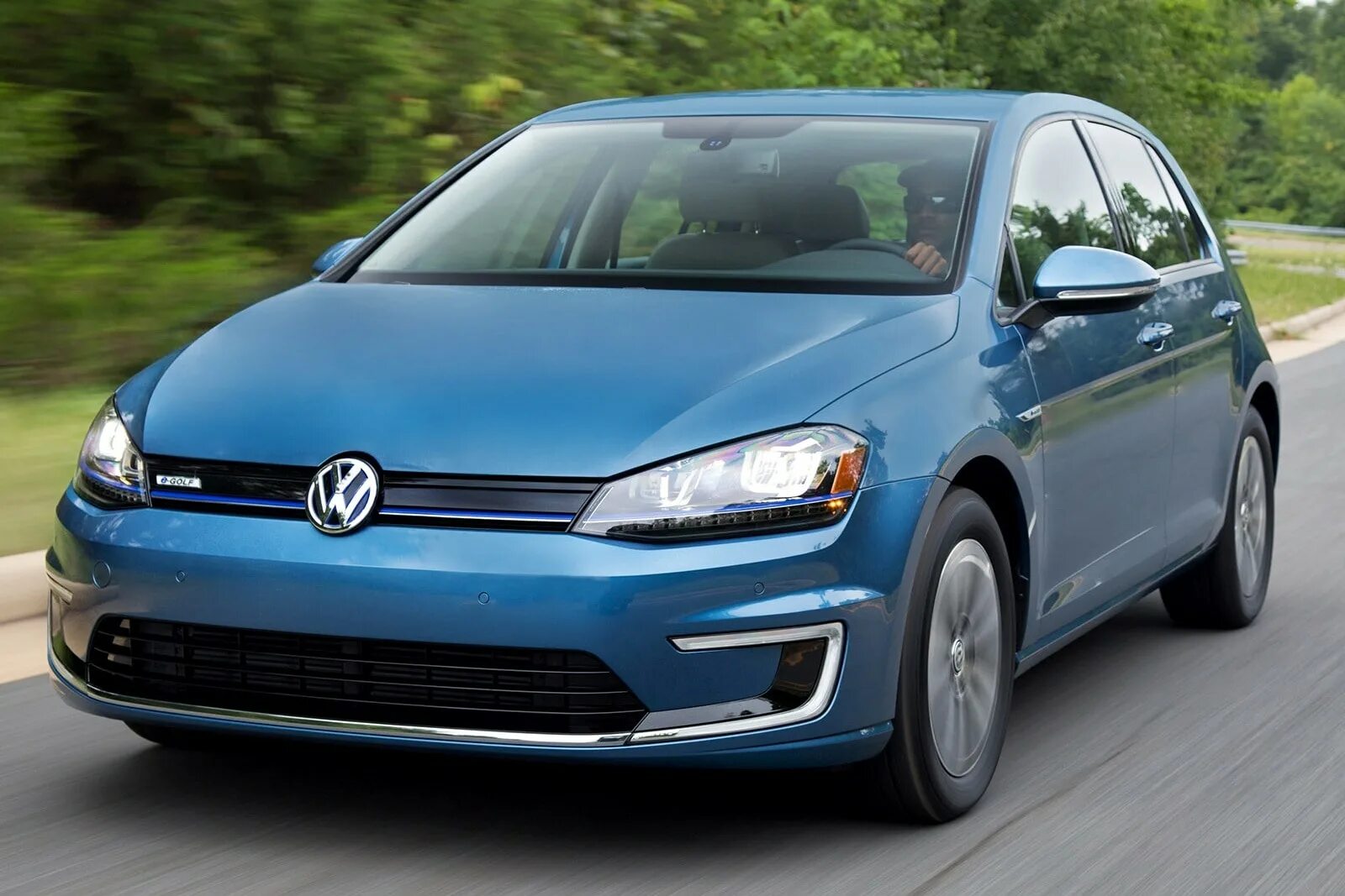 Купить фольксваген 35. Машина Volkswagen e-Golf. Golf 2015. Volkswagen 2015. Гольф машина 2015.