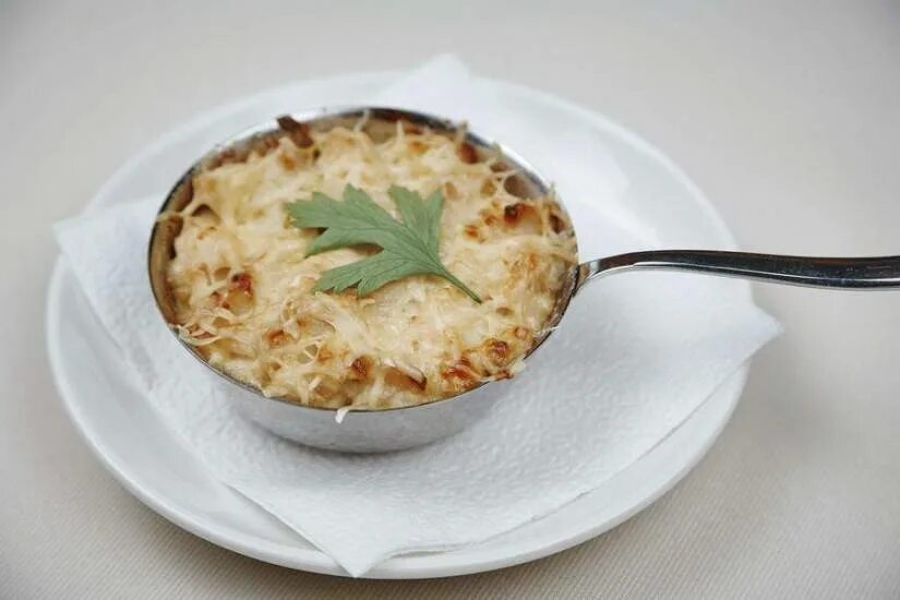 Жульен в кокотницах. Суп жульен с курицей и грибами. Жульен из курицы с грибами. Что нужно для жульена. Жульен в формочках.